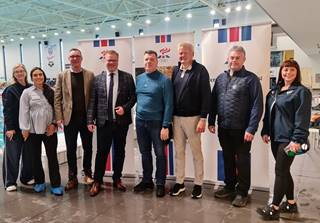 Syndum Sett í Ásvallalaug