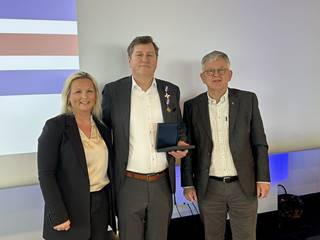Guðmundur sæmdur heiðurskrossi ÍSÍ
